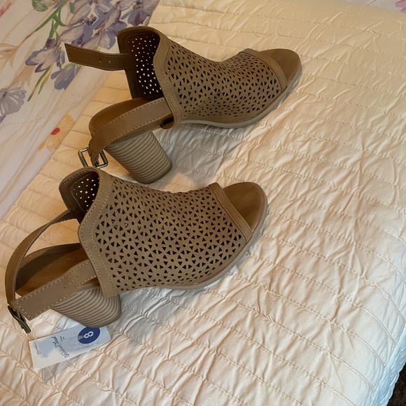 3/$25🔥Tan shoes - Picture 1 of 7